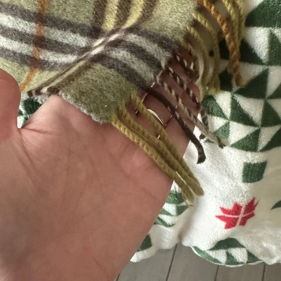 Burberry! Burberry! Burberry! Scarf! - Picture 4 of 7